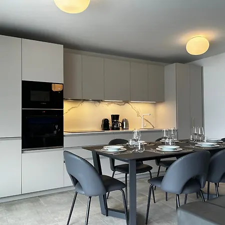 Family Apartment, Near The Whit Private Park Appartement