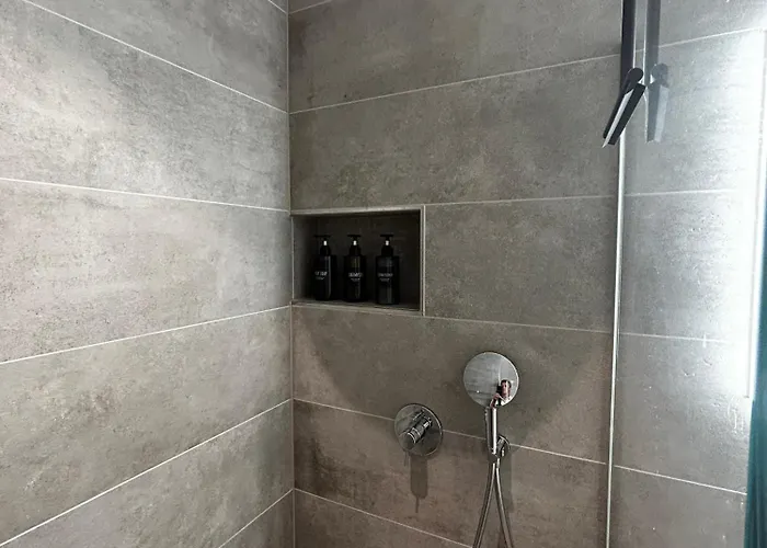 Family Apartment, Near The Whit Private Park Локарно