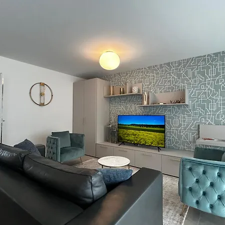 Family Apartment, Near The Whit Private Park Διαμέρισμα *